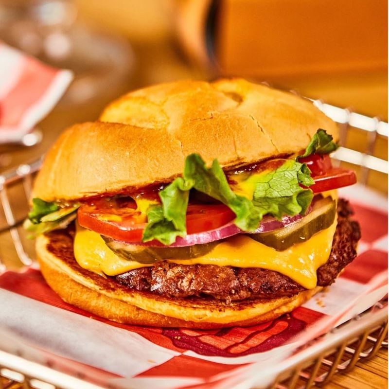 Cheeseburger with toppings